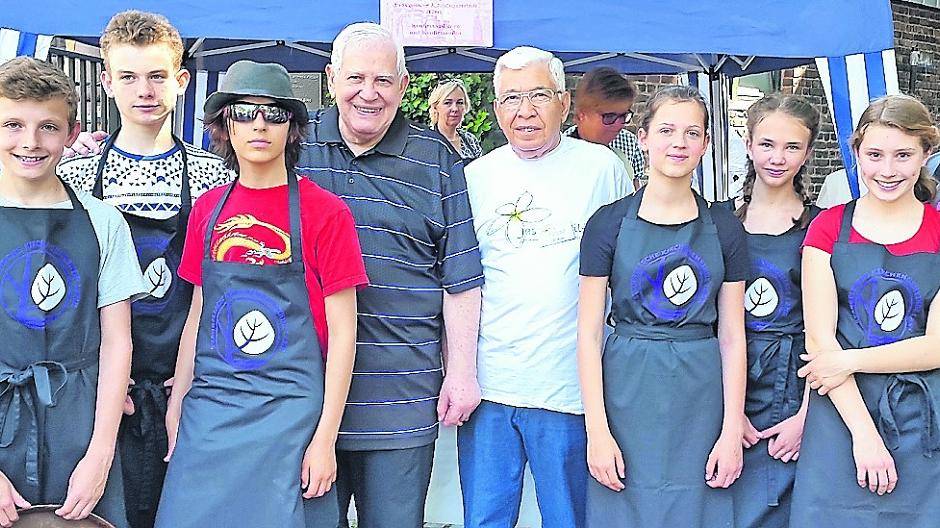  Die Konfirmanden zusammen mit Mitgliedern der wichtigen „Jasminhilfe“ beim Ökomarkt. 