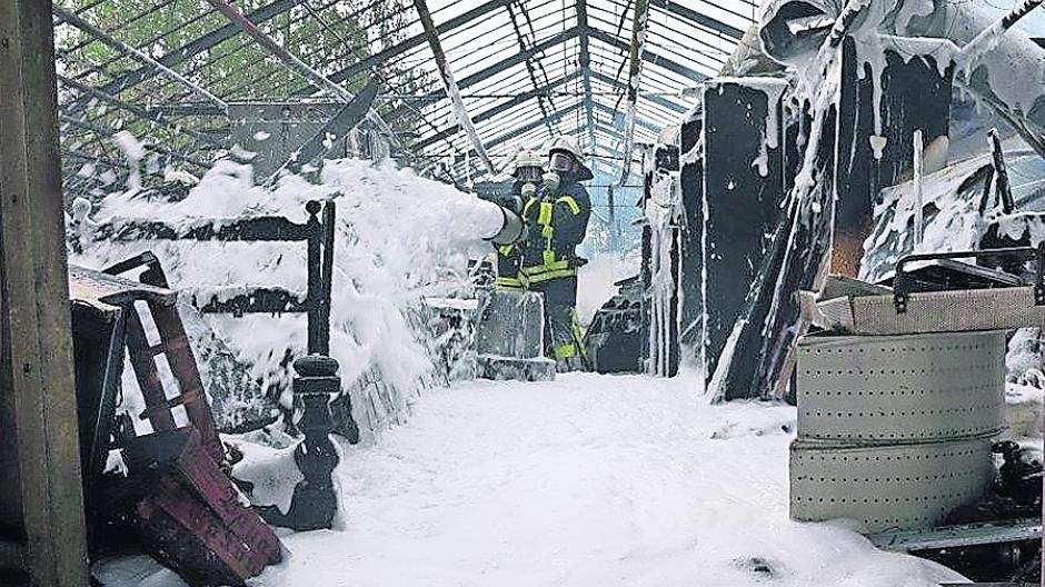  Um eventuelle Brandherde zu löschen, legte die Feuerwehr einen Schaumteppich aus. 