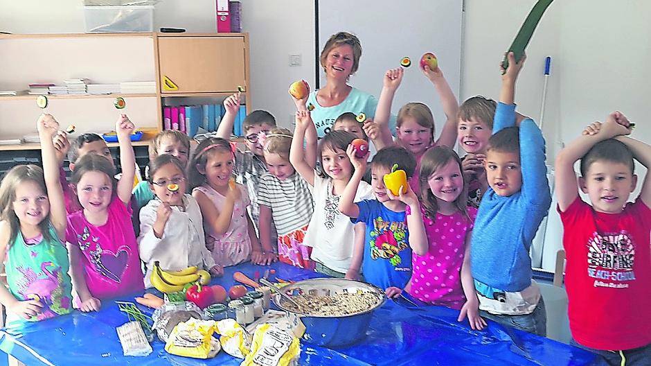  Mit den Kindern des Wackelzahnclubs in der Kita Farbenland der Lebenshilfe Neuss hat Ernährungsberaterin Petra Gesthuysen-Mieden ein tolles und vor allem gesundes Frühstück gezaubert. 