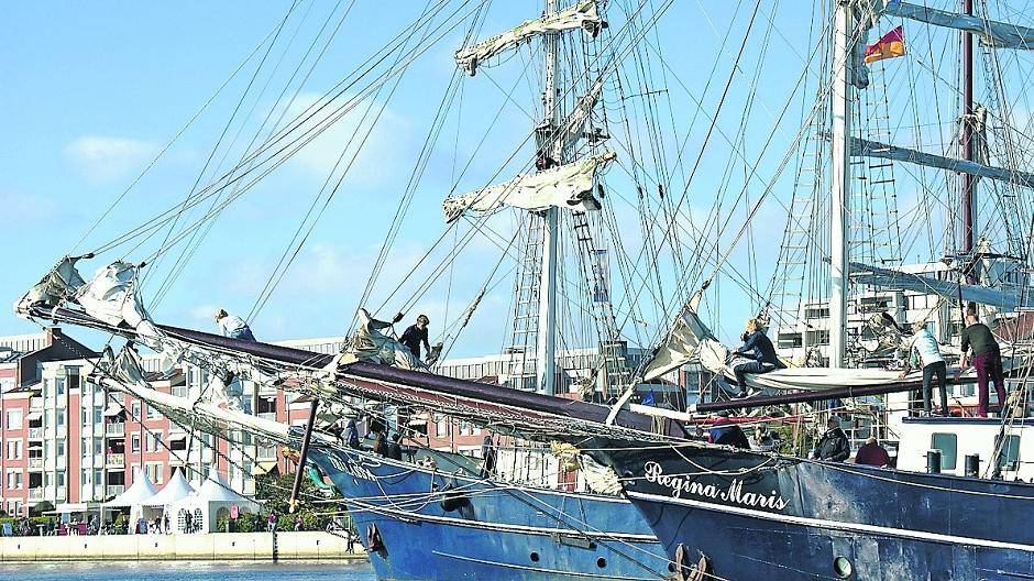  Hafen-Feeling pur: Wilhelmshaven wird 2016 wieder zum Treffpunkt internationaler Segelfreunde. Den krönenden Abschluss bildet der JadeWeserPort-CUP vom 1. bis zum 3. Oktober. Hier erwartet die Besucher nicht nur eine rasante Regatta, sondern auch abwechslungsreiches Programm.  