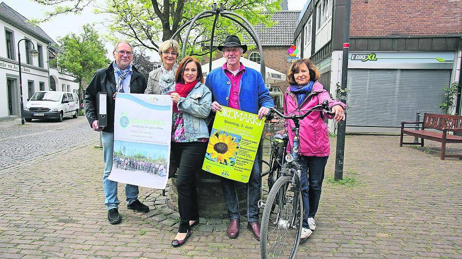  Freuen sich jetzt schon auf den Ökomarkt (von links): Heiko Bechert und Dana Frey von der Stadtverwaltung, Christina Pavia (Kindertrödel), Wolf Meyer-Ricks (Nabu) und Angelika Kirchholtes (ADFC). 