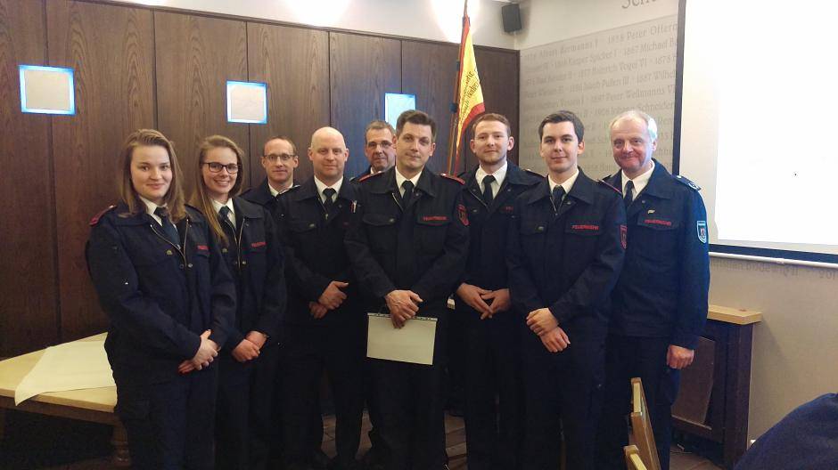 Waren unter anderem bei der Jahreshauptversammlung des Löschzuges Büderich (v.l.): Svenja Zahn, Viktoria Pia Garten, Dominik Stein, Andreas Richter, Dirk Garten, Alexander Maaßen, Jan Deußen, Fabian Hassels, Josef-Michael Klören.