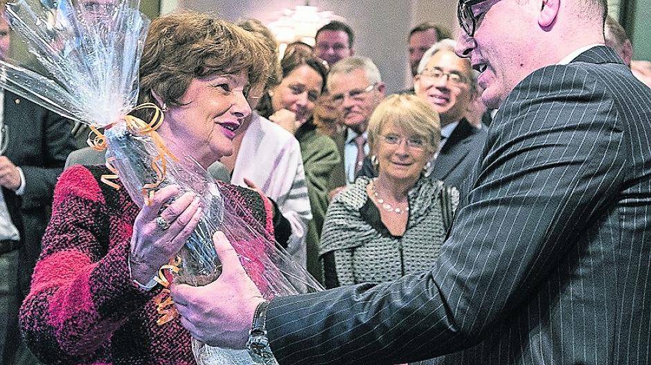  Bürgermeisterin Angelika Mielke-Westerlage überbrachte Patrick Treutlein ein Geschenk der Stadt Meerbusch. 