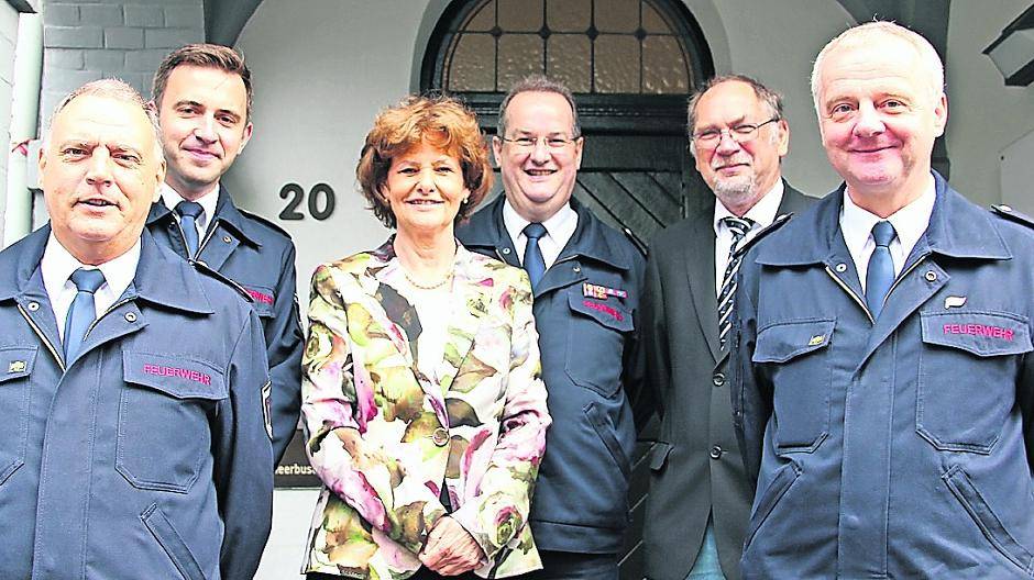 Frisch vereidigt und „beurkundet“ (von links): Ralf Bolten, Tim Söhnchen, Bürgermeisterin Mielke-Westerlage, Wehrführer Herbert Derks, Heiko Bechert, Bereichsleiter für Sicherheit und Ordnung, und Josef Michael Klören.