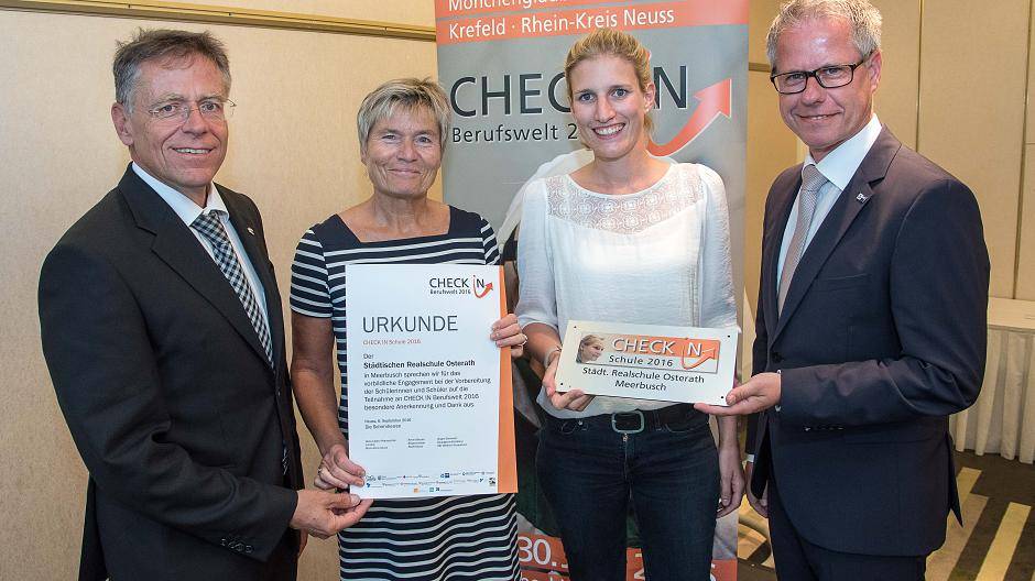 Landrat Hans-Jürgen Petrauschke, Marlies Diete und Meike Wienand-Globitza von der Realschule Osterath sowie Jürgen Steinmetz von der IHK freuten sich bei der Auszeichnung.