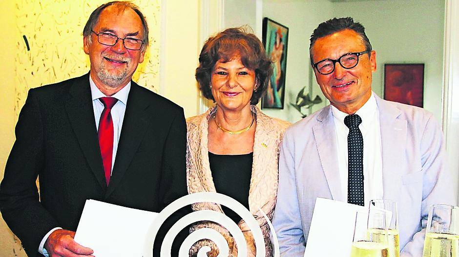 Mit Heiko Bechert (links) und Wolfgang Trapp verabschiedete Bürgermeisterin Angelika Mielke-Westerlage jetzt im Fouesnant-Zimmer des Rathauses zwei echte „Klassiker“ der Stadtverwaltung in den Ruhestand.