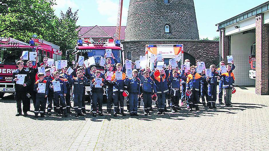 Zeigt her eure „Jugendflamme“-Abzeichen und Urkunden. Nach der Stadt-Rallye der Jugendfeuerwehr Meerbusch gab es für alle Teilnehmer auch die begehrte Urkunde.