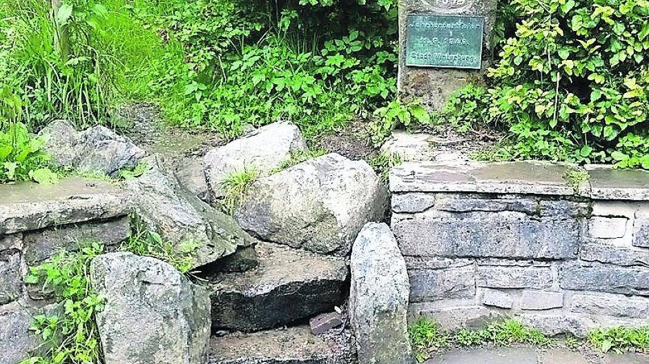 Die Ruhr entspringt in Winterberg (linkes Foto) und mündet 232 Kilometer später in Duisburg in den Rhein. Extra-Tipp-Redakteurin Ulrike Mooz (vorne rechts) ist an ihr entlang geradelt.