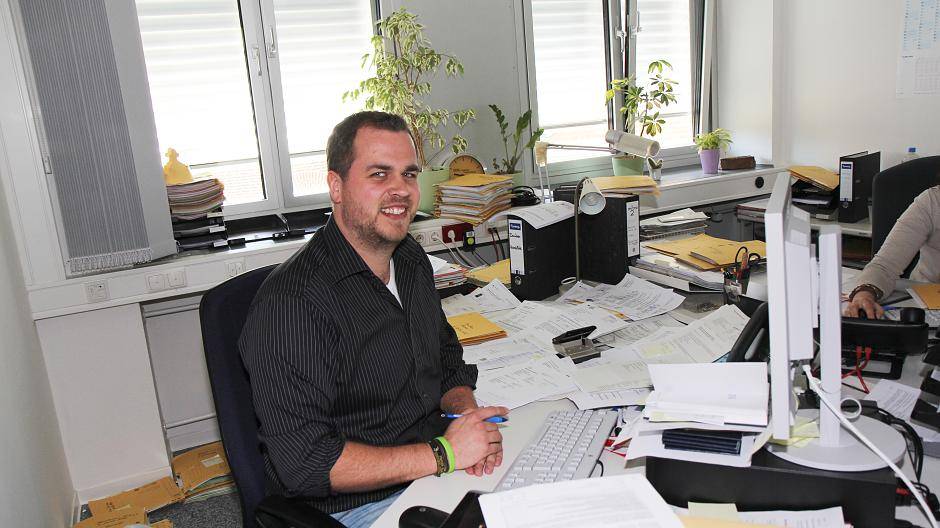  Christoph Dauben an seinem Arbeitsplatz in der Ausländerbehörde des Rhein-Kreises Neuss.  