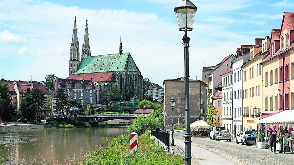 Blick von Zgorzelec/ PL über die Neiße auf die Pfarrkirche St. Peter und Paul in Görlitz. Durch die 2004 eröffnete Altstadt-Fußgängerbrücke sind die beiden Städte wieder näher aneinandergerückt. Fotos: Heinz-Gerd Wöstemeyer