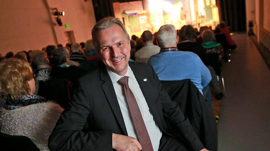  Kreisdirektor Dirk Brügge begrüßte die Gäste im ausverkauften Forum Wasserturm in Meerbusch zum Seniorenkulturprogramm. 
