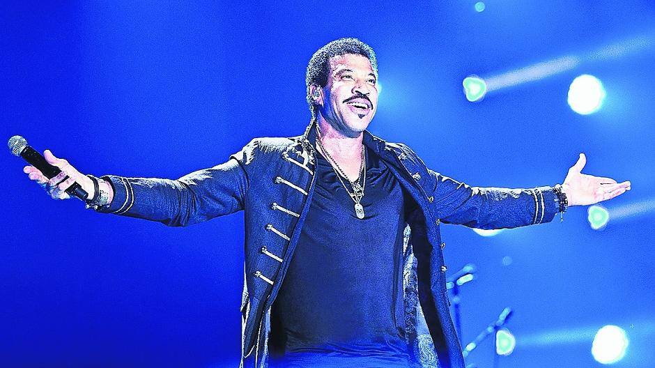 Am kommenden Samstag singt er alle seine Hits: Lionel Richie kommt zu uns in den SparkassenPark Mönchengladbach. Wir verlosen Karten.