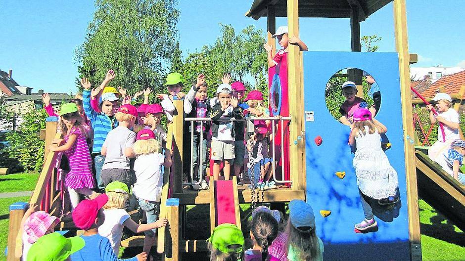 Viel Spaß haben die Kinder mit dem neuen Klettergerüst.