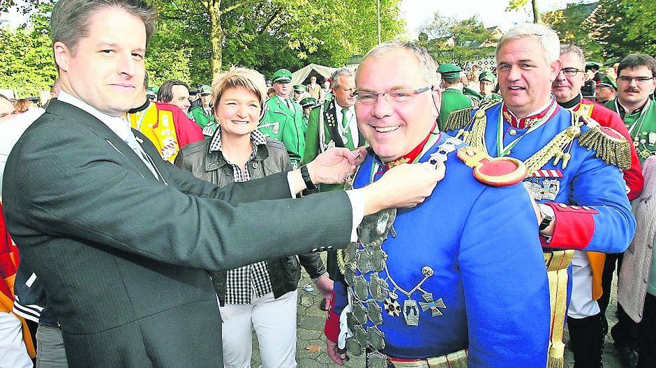 Als Schützenpräsident Christian Bommers Stefan Mosch die Königskette um den Hals legte, ging für die frischgebackene Majestät ein Traum in Erfüllung. Ganz Meerbusch ist jetzt eingeladen, das Schützenfest 2016 mit den Osterathern zu feiern.