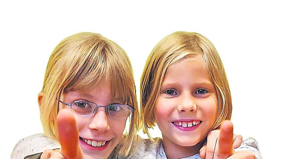 Die beiden neunjährigen Freundinnen Eva und Kathi haben in Osterath einen Schatz gefunden.