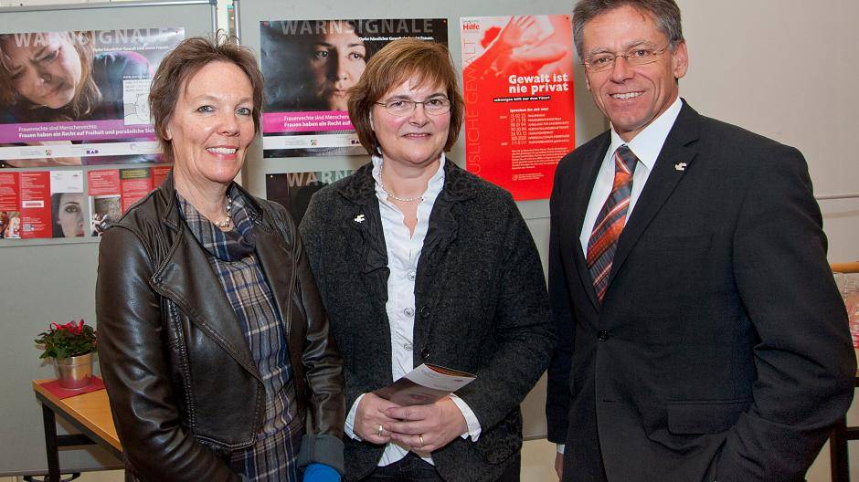 Bündnis gegen häusliche Gewalt beim Rhein-Kreis Neuss (von links): Janne Gronen, Ulrike Kreuels und Landrat Petrauschke laden zur nächsten Veranstaltung ein.