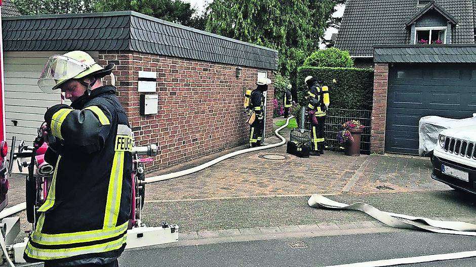 Feuerwehr löscht Sofa in Strümp