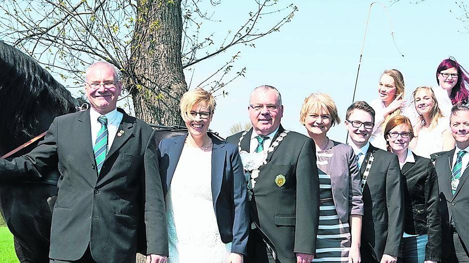  Das Königshaus um seine Majestät Stefan Mosch mitsamt des Hofstaates. 