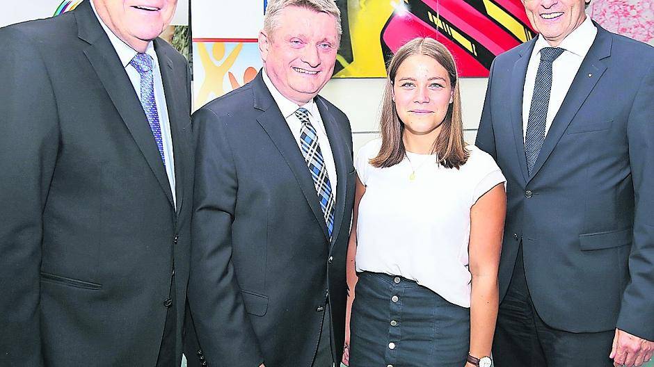  Freuten sich bei der Ehrung (v.l.): Dr. Lothar Beseler, Bundesgesundheitsminister Hermann Gröhe, Jana Baldermann und Heinz Mölder. 