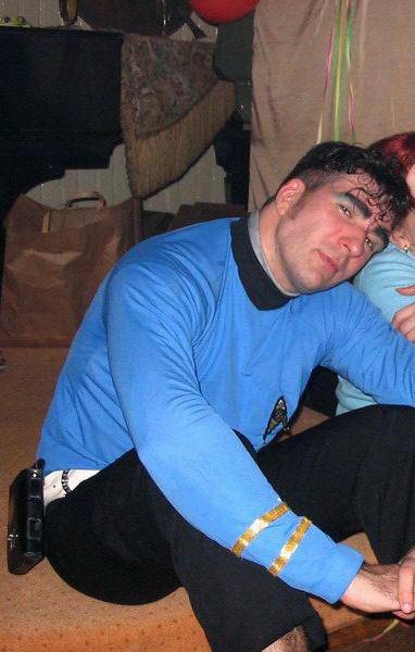 Auch Redakteur Kellys Grammatikou hat sich auf einer Karnevalsparty auch schon als Spock versucht - zu später Stunde waren ihm wohl die (Spitz)Ohren abgefallen.