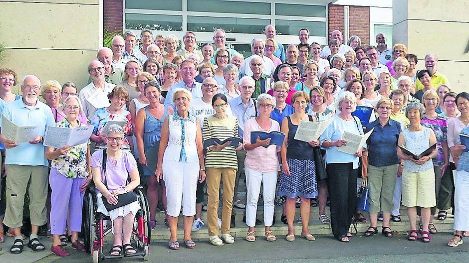  Gut 90 Sängerinnen und Sänger probten Ende August in der Akademie Klausenhof in Hamminkeln für das gemeinsame Konzert. 