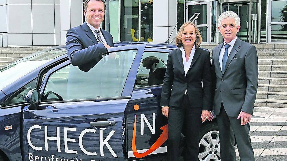  Petra Pigerl-Radkte von der IHK Mittlerer Niederrhein, Paul Neukirchen von der Kreishandwerkerschaft Niederrhein und Dirk Strangenfeld von der Agentur für Arbeit in Krefeld laden Jugendliche ein, die „Check in“-Angebote in den kommenden Tagen wahrzunehmen. 