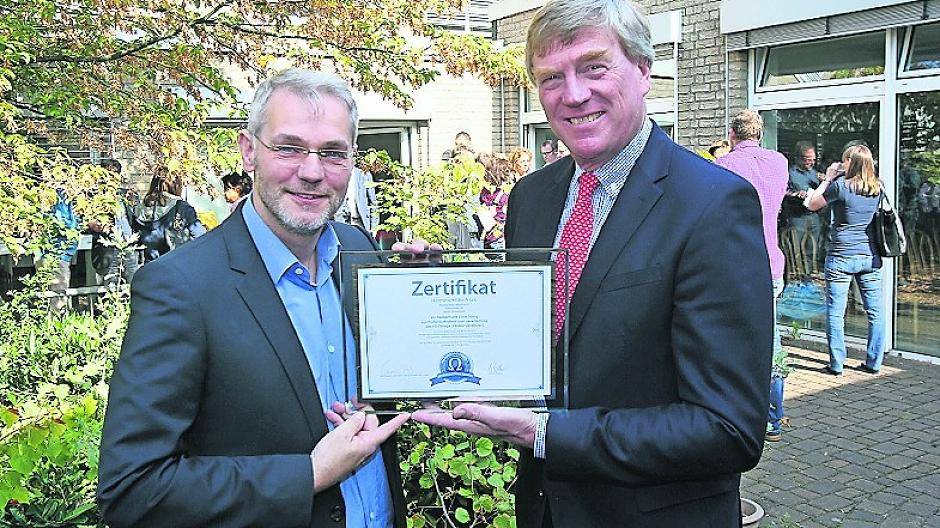  Dr. Markus Groteguth (li.) und Prof. Dr. Clemens von Schacky freuen sich über die Auszeichnung. 