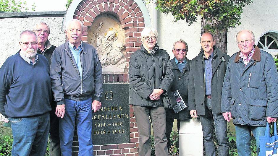 Gemeinsam kann man viel schaffen: Lanker Vereine, Handwerker und Ehrenamtliche haben gemeinsam mit der Stadt Meerbusch das Kriegerdenkmal am Issemer Platz restauriert.
