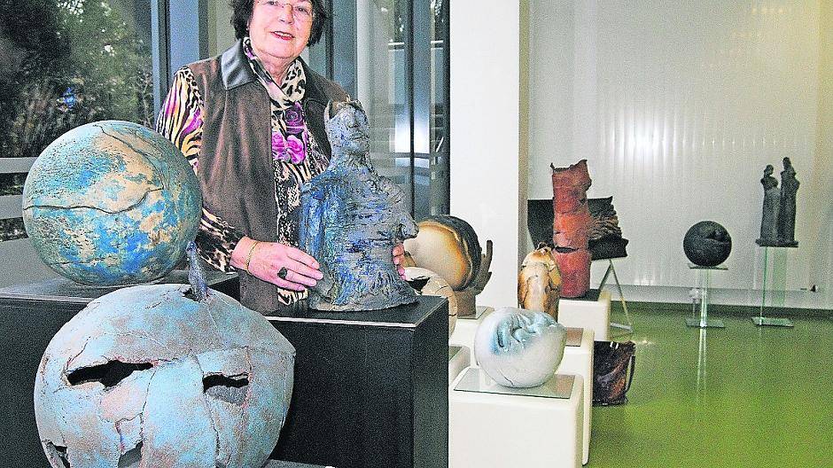 Brunhilde Köpperschmidt zeigt im Ratssaal der Stadt Korschenbroich eine Auswahl ihrer Bilder.