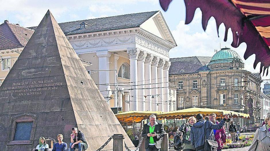  Das Wahrzeichen Karlsruhes ist ägyptisch geprägt: Die rund sieben Meter hohe Pyramide aus rotem Sandstein steht auf dem Marktplatz. 