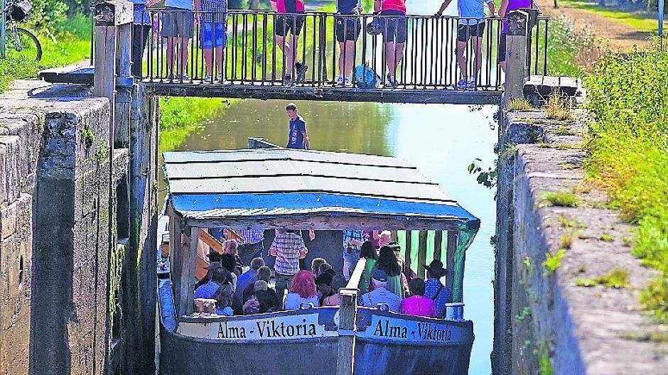  Historische Treidelfahrt: Das Schiff wird von einem Kaltblüter gezogen. 