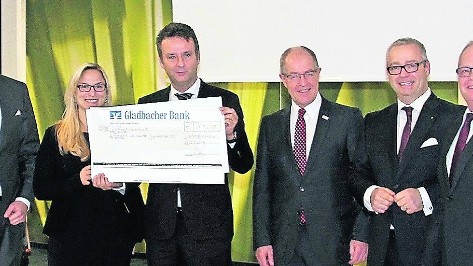 Tim Theuerzeit und Jessica Beckers von der AFbJ freuten sich über den dicken Scheck aus der Hand von Service Club-Präsident Dr. Claus Nüchel. Mit dabei waren außerdem OB Hans Wilhelm Reiners sowie die Gladbacher Bank-Vorstände Sven Witteck und Heinz-Josef Born (von links).
