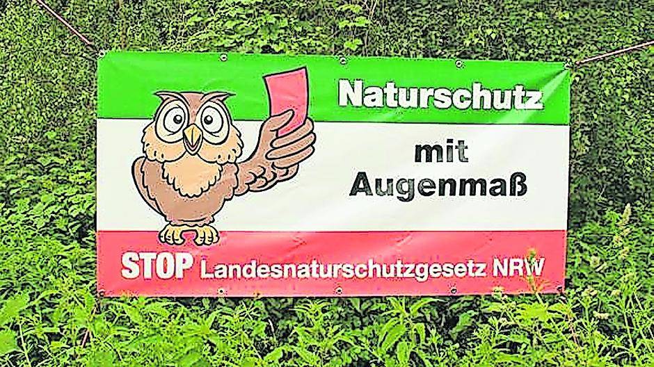 Am Parkplatz Meererbuscher Wäldchen hängt eines der Plakate. Foto Julian Bähr