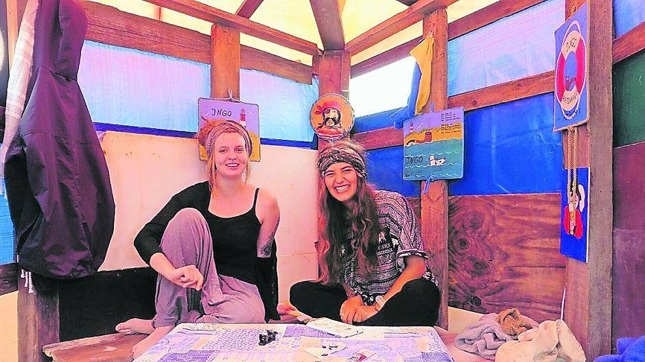 Die „Piratenkajüte“ hat Wände aus bunten Planen.