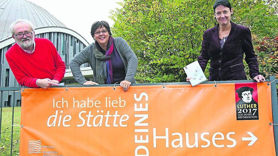 Wilfried Pahlke, Birgit Schniewind und Heike Gabernig freuen sich über viele Besucher am morgigen Gottesdienst zum Auftakt des Jubiläumsjahres der Reformation in der Versöhnungskirche in Strümp.