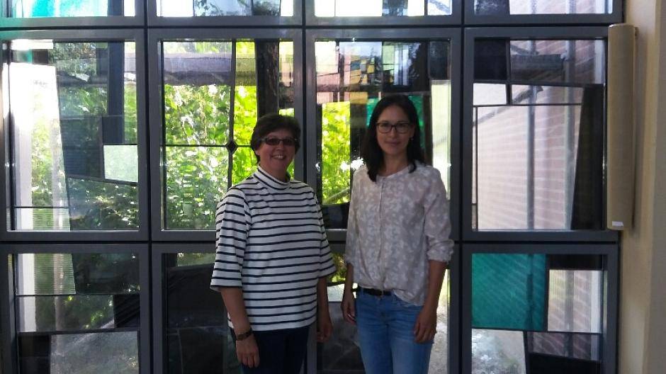 Pfarrerin Schniewind und Architektin Stollbrink vor den restaurierten Fenstern.