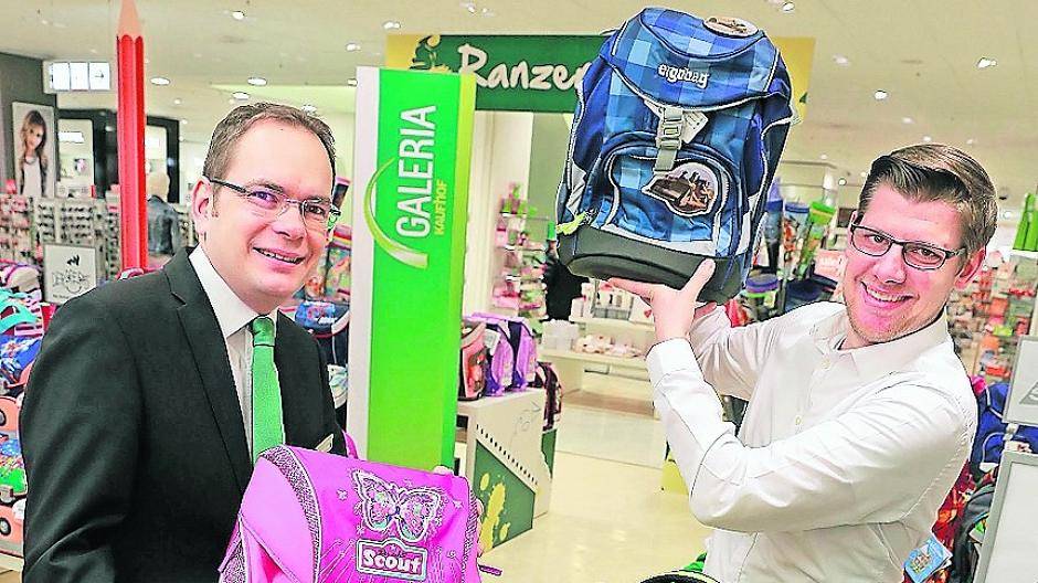  Kaufhof-Filialleiter Steffen Siewert (l.) und Extra-Tipp Redaktionsleiter David Friederichs freuen sich auf die Schulranzenmesse am 4. Februar und darauf, drei Gewinnern den Kaufpreis ihres Tornisters erstatten zu können. 