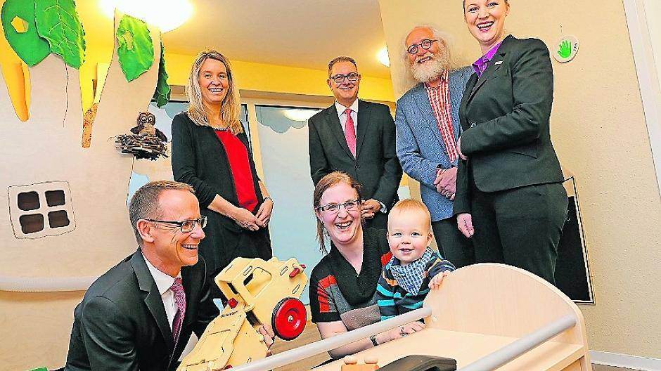 Georg Maar, Heike Röders (Leitung LENA-Gruppe), Melanie Schnürer (Mutter eines Kindes der LENA-Gruppe), Oliver Burda, Reinhold Schiffers und Sozialdezernentin Dörte Schall (v.l.) freuen sich über die Eröffnung der LENA-Gruppe auf der Waldhausener Straße.