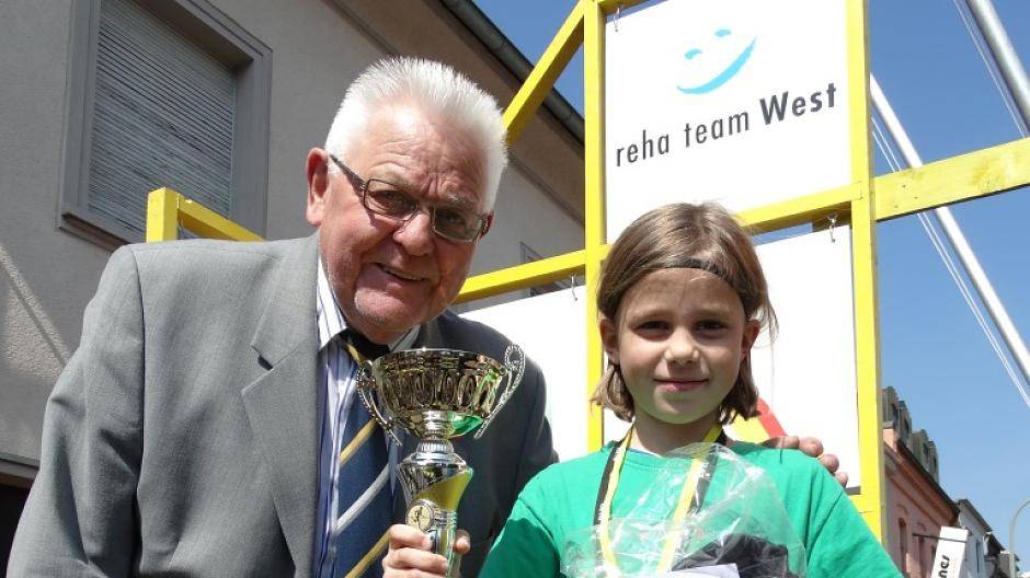 Albert Delvos überreichte Jana Borchart, W9, Pokal und...