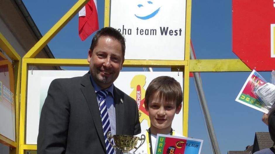 Dirk Katarius gratulierte Oskar Reichertz,...