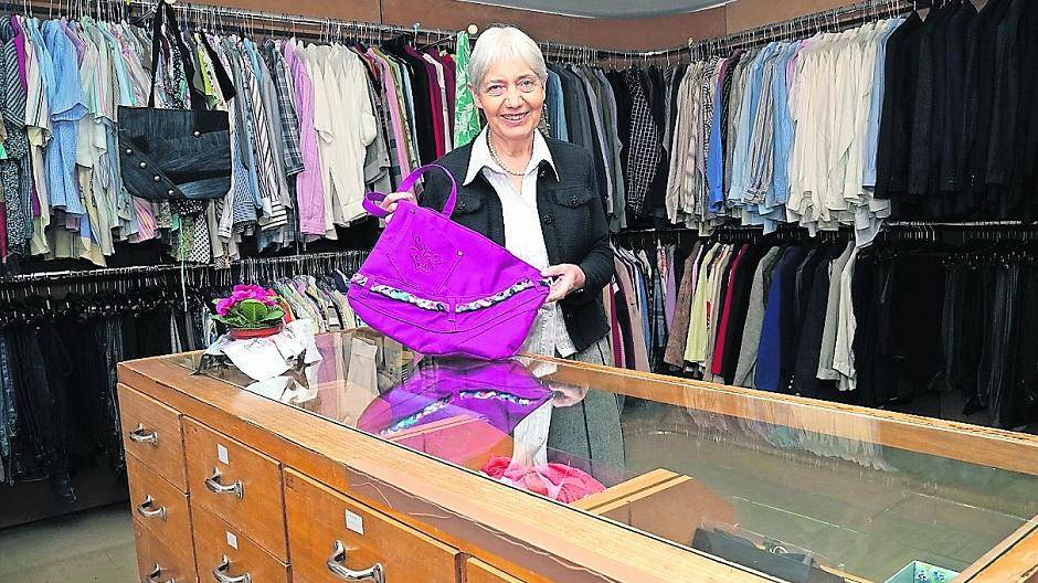  Marlis Schoenen ist die Teamleiterin und Organisatorin der Kleiderstube und Taschenproduzentin. Ihr zur Seite stehen bis zu zehn Frauen. 
