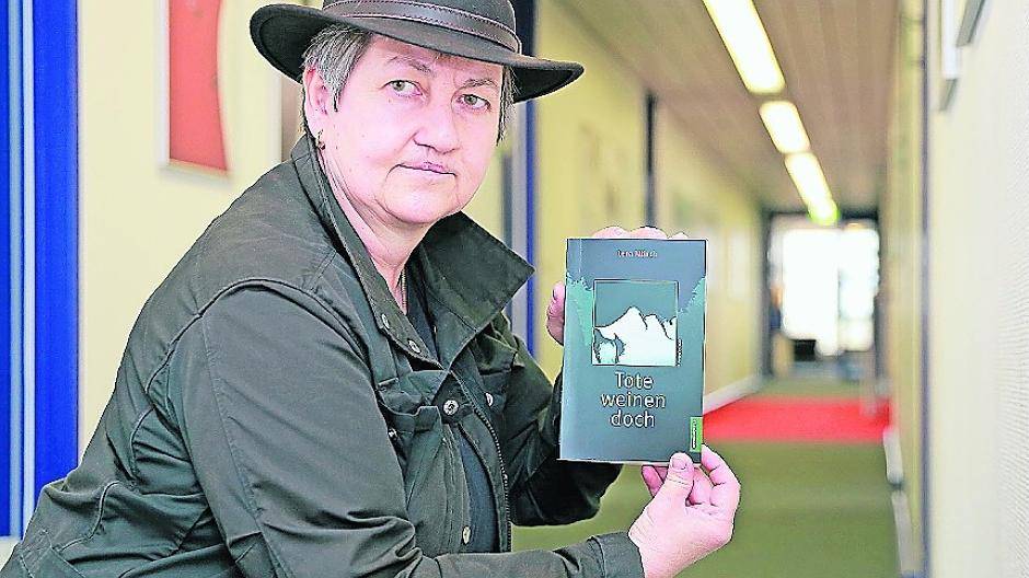 Autorin Lena Mönch mit ihrem ersten Krimi „Tote weinen doch“.