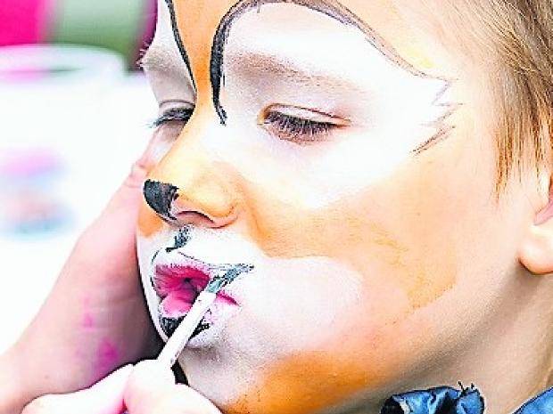 Beim Sommerfest auf dem Kapuzinerplatz können Kinder sich schminken lassen.