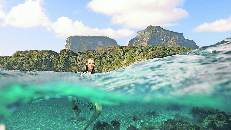 So langsam merkt Nancy, dass sie hier nicht alleine das glasklare Wasser genießt.
