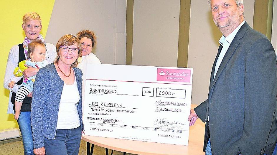 Christiana Aldenkirsch (Hauptschule Rheindahlen) mit Töchterchen Hanne, Helga Dönicke (kfd), Linda Dembon (K.O.T) und Peter Blümel (Santander) bei der Spendenübergabe.