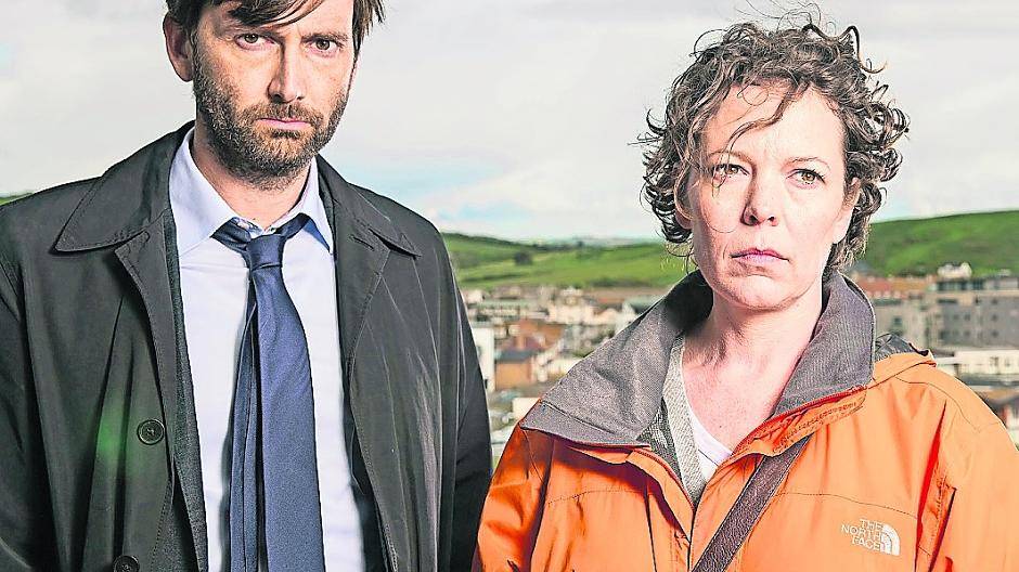  DI Alec Hardy (David Tennant) und DS Ellie Miller (Olivia Colman) müssen gemeinsam den Mord an dem elfjährigen Danny Latimer aufklären. 