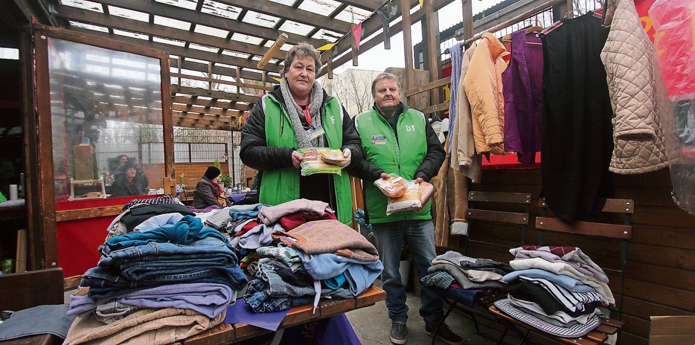  Heidi Kaspari-Müller und der Erste Vorsitzende Bernd Oertel gehen mit ihrem Team (unten) trotz der schwierigen Umstände und Aufgaben immer wieder mit viel Freude an ihre ehrenamtliche Arbeit. 