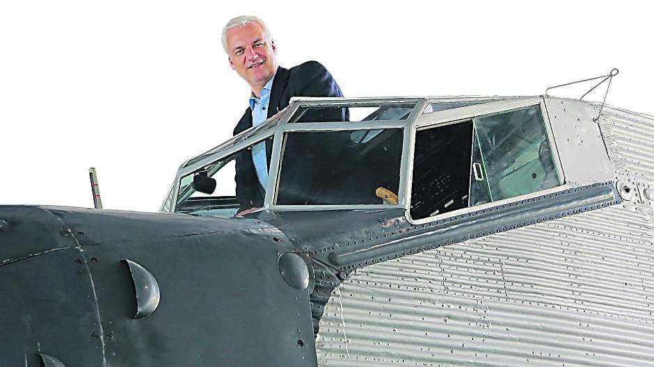 NRW-Wirtschaftsminister Garrelt Duin nutzte den Besuch in Mönchengladbach, um sich im Hugo Junkers Hangar einmal ins Cockpit der legendären „Tante Ju“ zu klemmen — bei einer Körpergröße von rund zwei Metern gar kein leichtes Unterfangen. Fotos (2): Baum