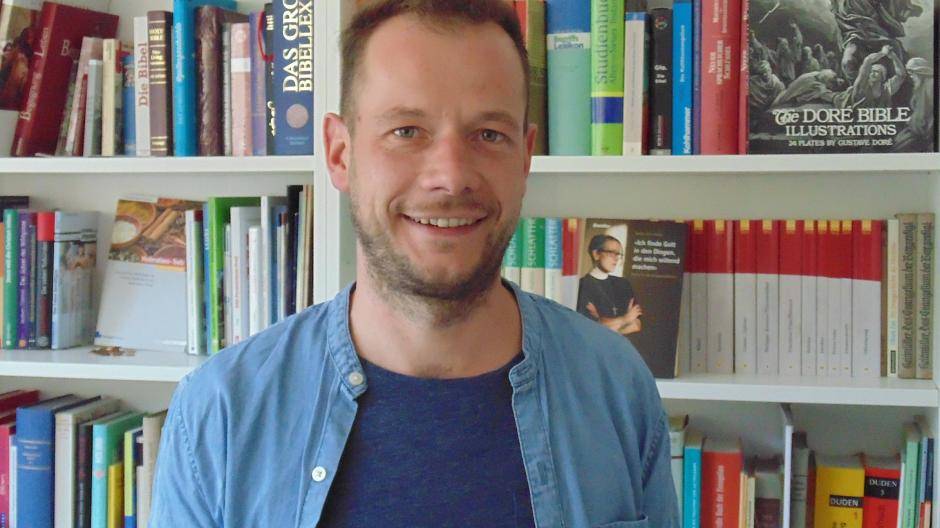  Kirchenlieder einmal anders, mit dem Pastor (links) an der Cajon. 