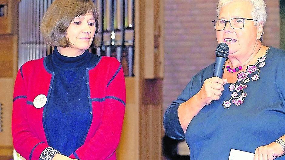 Evelin Hagel (r.) findet lobende Worte für die Arbeit von Petra Vogt (l.) und des Orga-Teams in Wickrath.